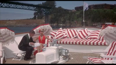 UNA COPPIA ALLA DERIVA